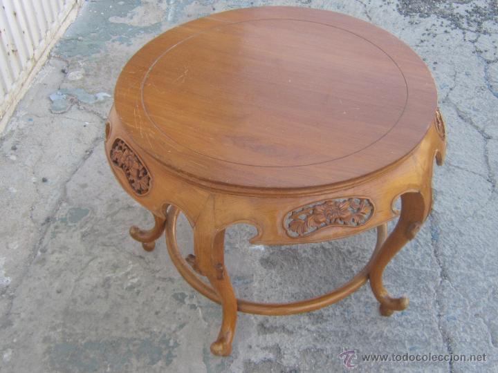 Antig&uuml;edades: MESA BAJA EN MADERA TALLADA - Foto 2