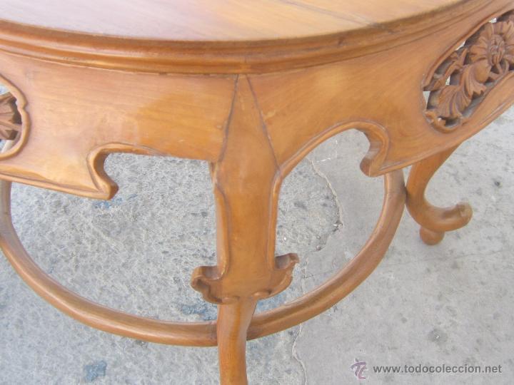 Antig&uuml;edades: MESA BAJA EN MADERA TALLADA - Foto 10