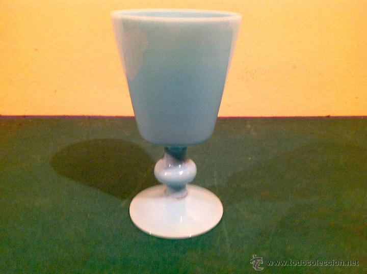 Antig&uuml;edades: Antigua Copa De Cristal Opalina Celeste - Foto 1
