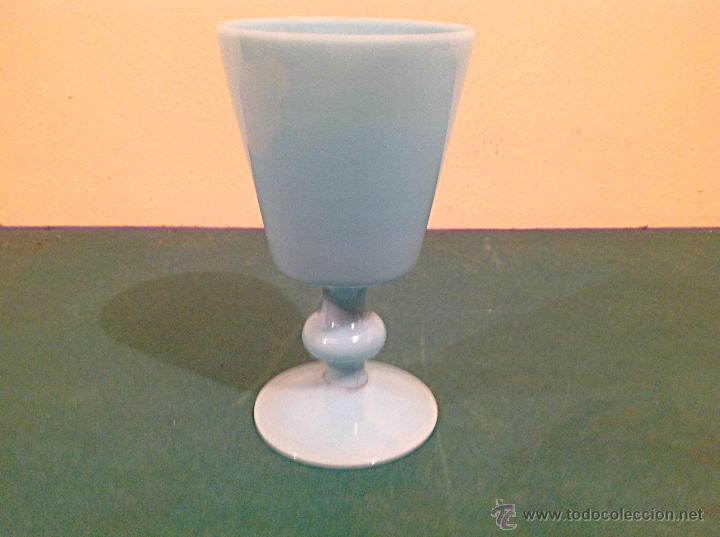 Antig&uuml;edades: Antigua Copa De Cristal Opalina Celeste - Foto 2
