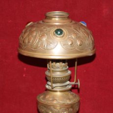Antigüedades: LAMPARA-QUINQUE ÉPOCA ART NOUVEAU EN LATÓN REPUJADO Y PEDRERÍA