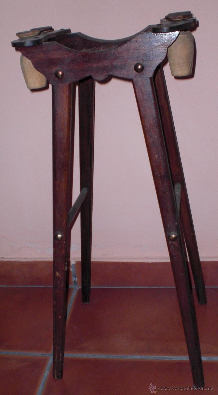 Antig&uuml;edades: Soporte de tonel de vino peque&ntilde;o con 4 vasos de madera