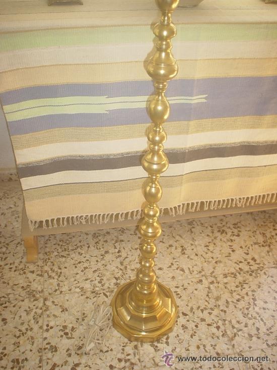Antig&uuml;edades: L&Aacute;MPARA DE PIE DE BRONCE Y TULIPA DE CRISTAL - Foto 3