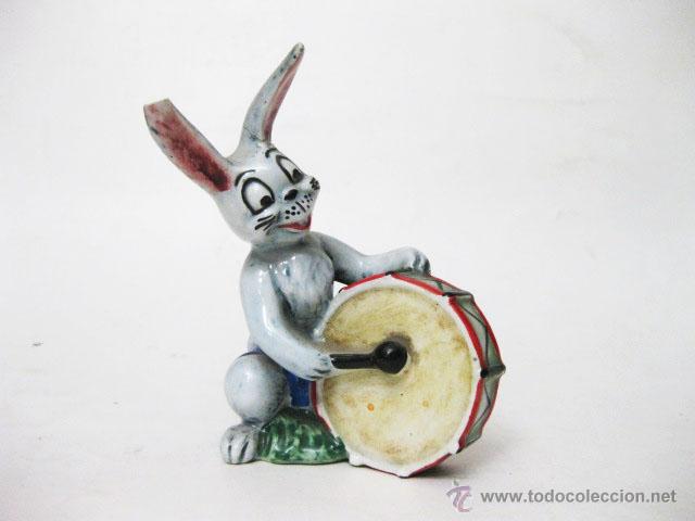 Antig&uuml;edades: CONEJO DE CERAMICA PINTADA TOCANDO EL TAMBOR - Foto 1