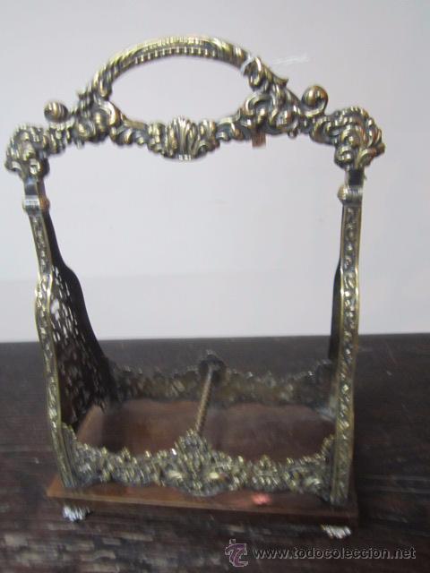 Oggetti Antichi: Antiguo botellero de mesa en bronce plateado. Base de madera. 24 x 12 x 35 cms.