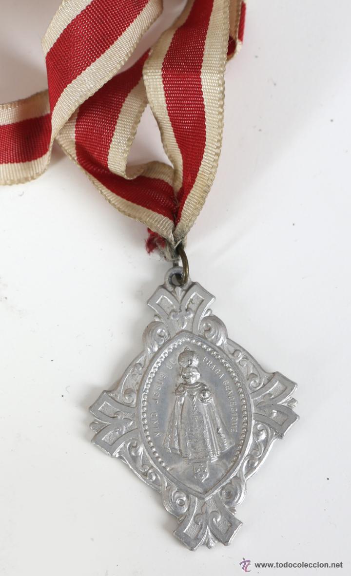Antig&uuml;edades: **ANTIGUA MEDALLA CON CINTA, NO ES PLATA** - Foto 1
