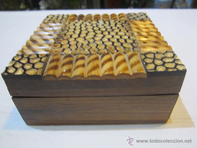 Antig&uuml;edades: Preciosa caja de varias maderas cuadrada. - Foto 2