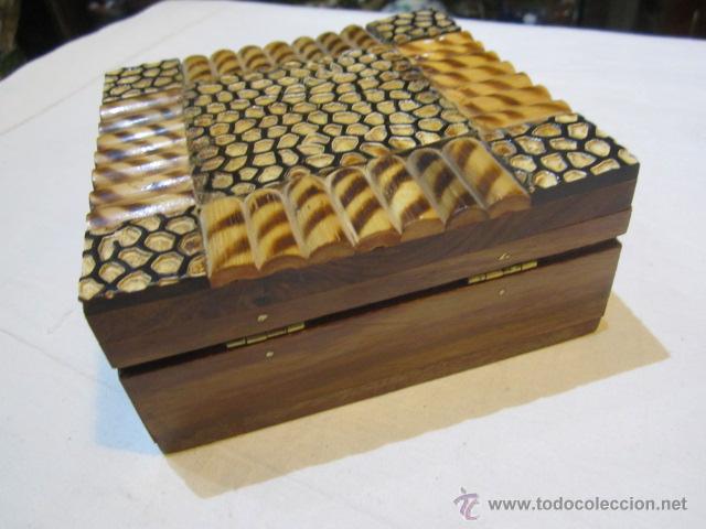 Antig&uuml;edades: Preciosa caja de varias maderas cuadrada. - Foto 3