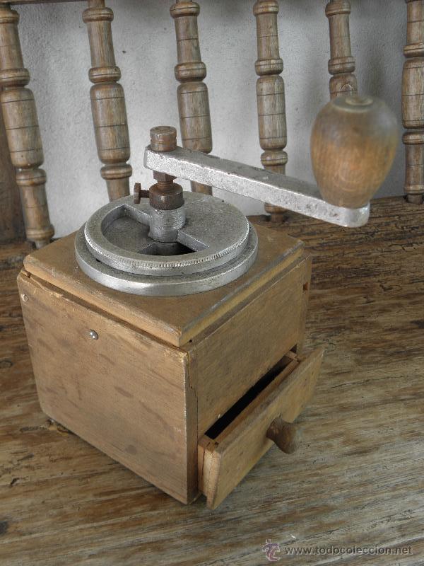 Antig&uuml;edades: Molinillo de cafe antiguo en madera y aluminio - Foto 2