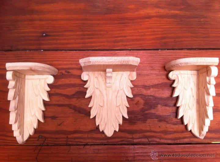 Antiquit&auml;ten: Conjunto de tres peanas, m&eacute;nsulas, en madera tallada, para imagen Virgen, santo, Cristo.