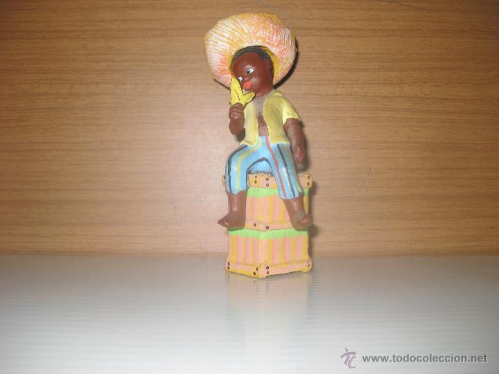 Antig&uuml;edades: figura ni&ntilde;o comiendo platano - Foto 1