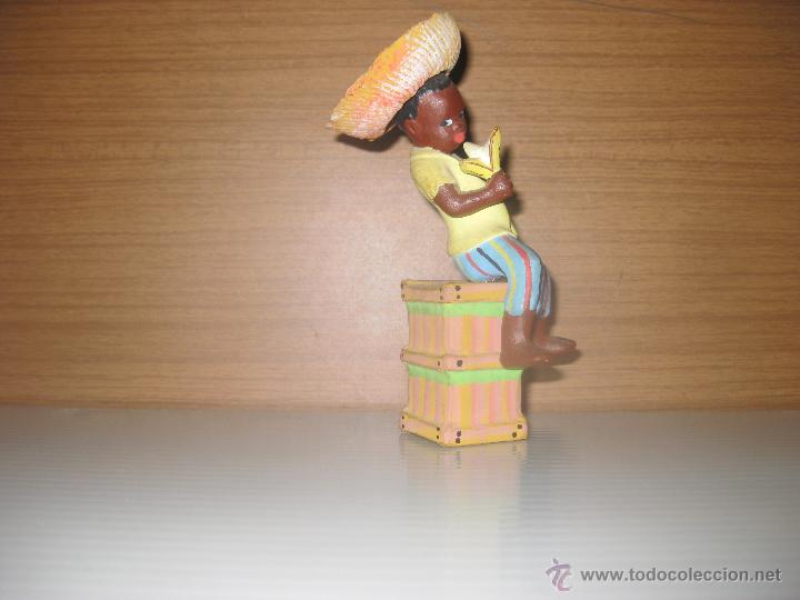 Antig&uuml;edades: figura ni&ntilde;o comiendo platano - Foto 2