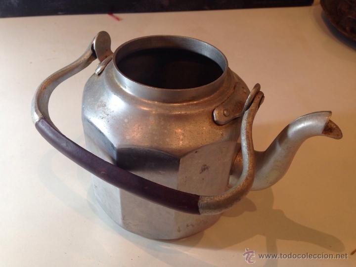 Antig&uuml;edades: ANTIGUA CAFETERA EN ALUMINIO Y EL ASA EN MADERA - Foto 1