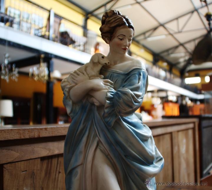 Antig&uuml;edades: FIGURA DE MUJER EN YESO. REF. 5866 - Foto 3