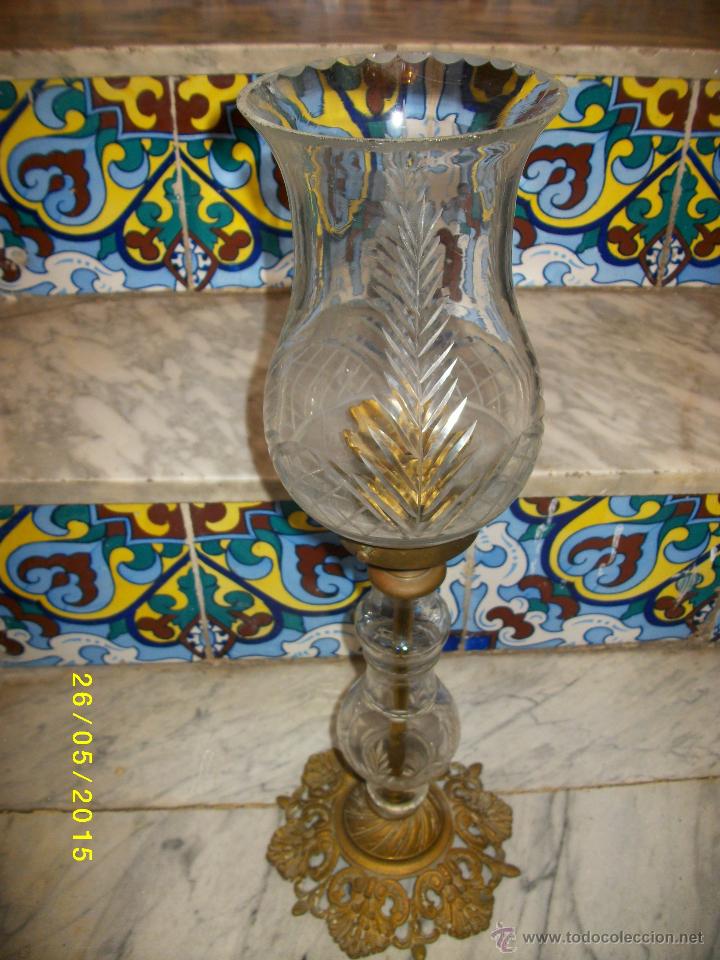 Antig&uuml;edades: LAMPARA EN BRONCE CON TULIPA TALLADA - Foto 1
