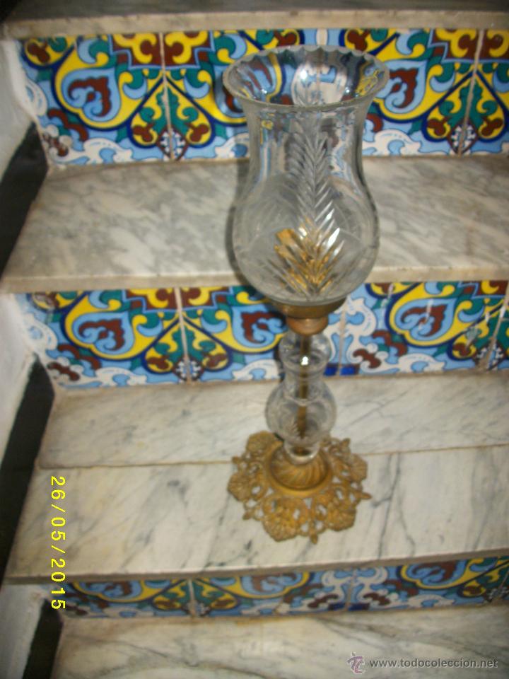 Antig&uuml;edades: LAMPARA EN BRONCE CON TULIPA TALLADA - Foto 2