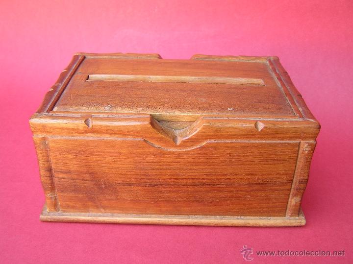 Antig&uuml;edades: CAJA PITILLERA DISPENSADORA . Madera de teca o similar. Primera mitad siglo XX.