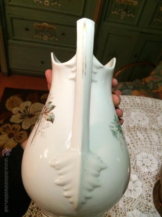 Antigüedades: Antigua jarra lavamanos de porcelana con bonito dibujo floral - Foto 3 - 111508846