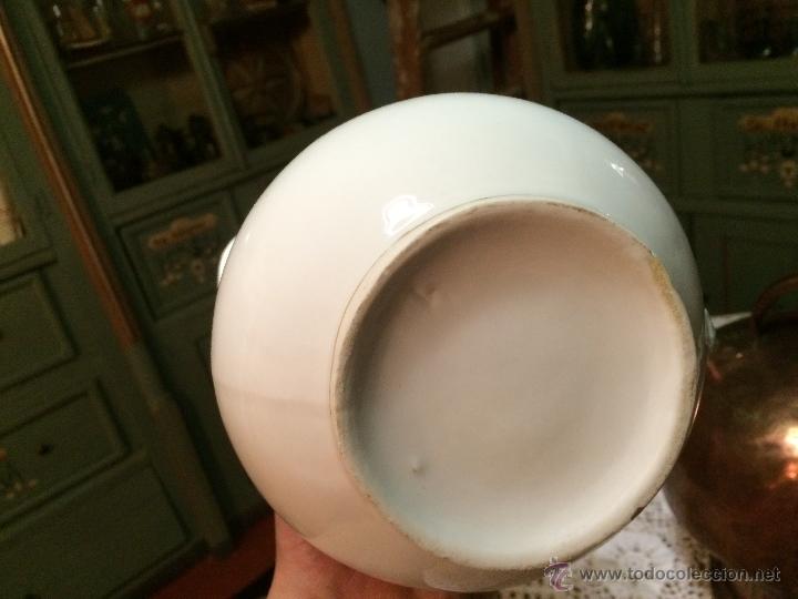 Antigüedades: Antigua jarra lavamanos de porcelana con bonito dibujo floral - Foto 4 - 111508846