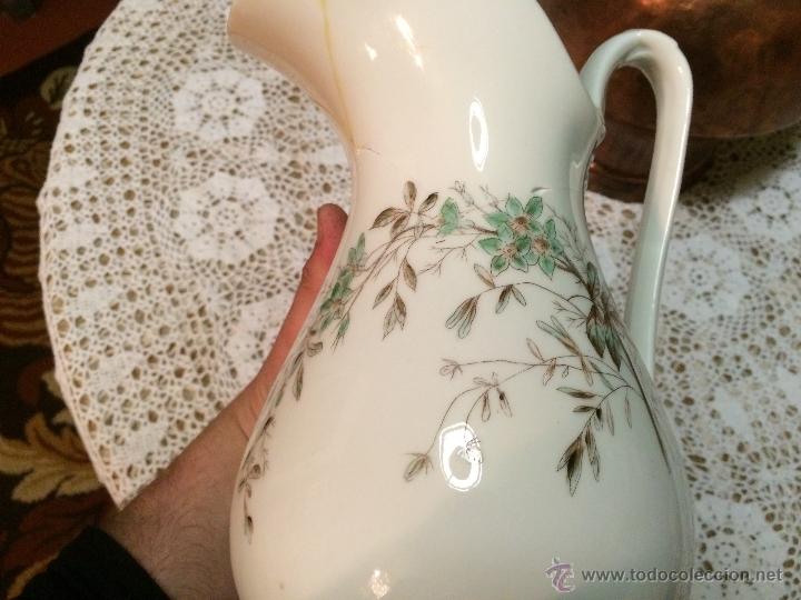 Antigüedades: Antigua jarra lavamanos de porcelana con bonito dibujo floral - Foto 5 - 111508846
