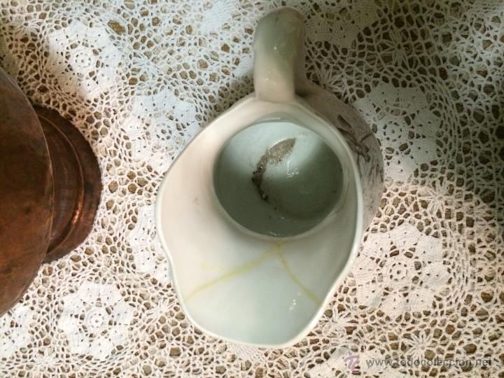 Antigüedades: Antigua jarra lavamanos de porcelana con bonito dibujo floral - Foto 7 - 111508846