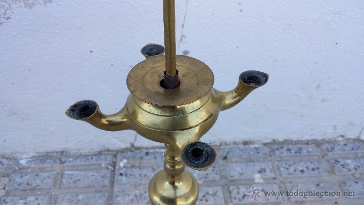 Antig&uuml;edades: antigua lampara de laton. - Foto 2