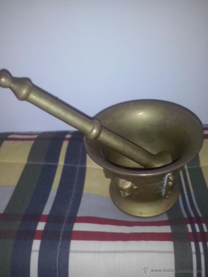 Antig&uuml;edades: almirez en bronce decorado con 4 caras - Foto 1