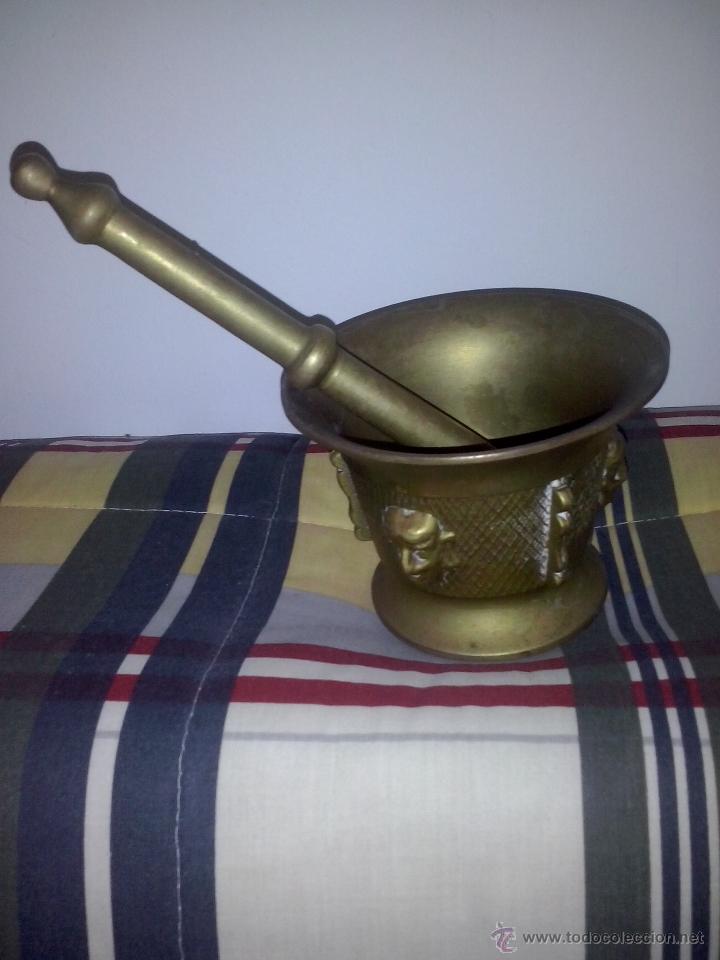 Antig&uuml;edades: almirez en bronce decorado con 4 caras - Foto 2