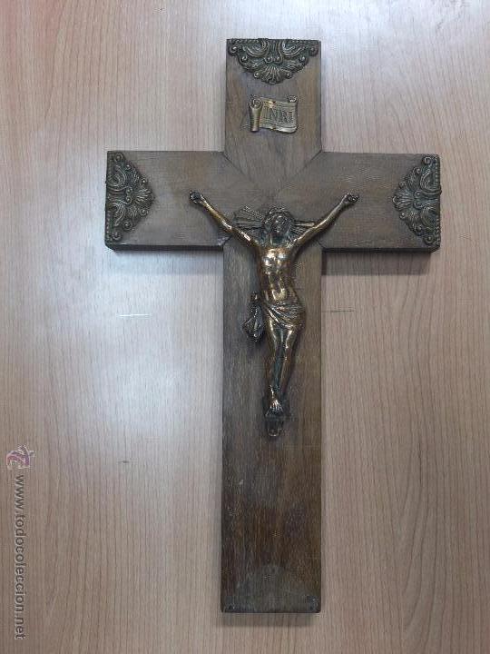 Antig&uuml;edades: cruz de madera y cristo de metal - Foto 1