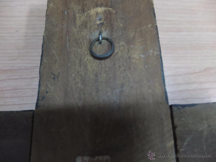 Antig&uuml;edades: cruz de madera y cristo de metal - Foto 2