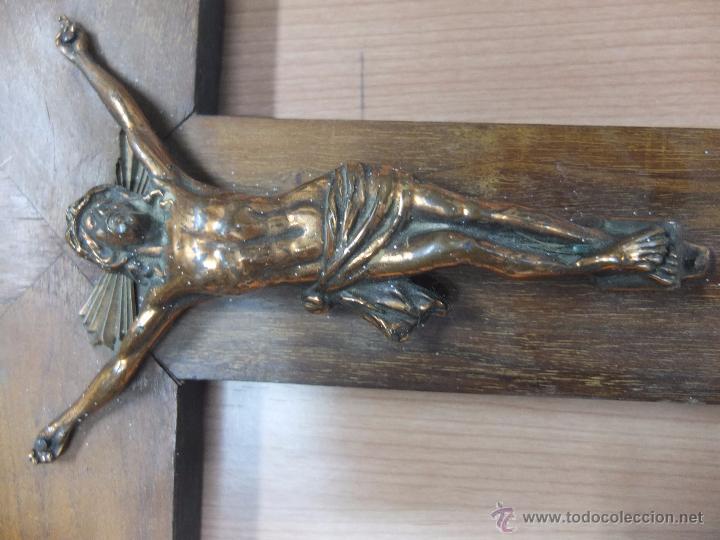Antig&uuml;edades: cruz de madera y cristo de metal - Foto 4