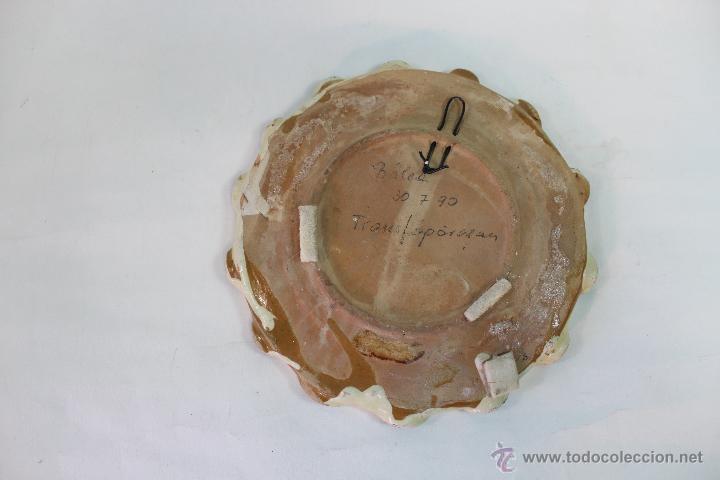 Antig&uuml;edades: plato de colgar en ceramica - Foto 2
