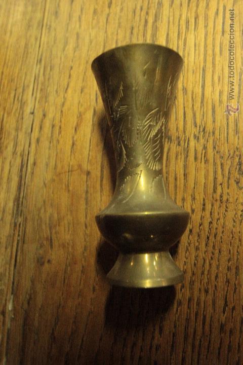 Antig&uuml;edades: Peque&ntilde;o jarr&oacute;n de 9 cm en bronce repujado - Foto 2