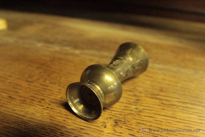 Antig&uuml;edades: Peque&ntilde;o jarr&oacute;n de 9 cm en bronce repujado - Foto 3