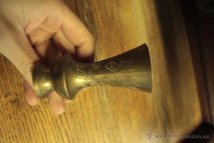 Antig&uuml;edades: Peque&ntilde;o jarr&oacute;n de 9 cm en bronce repujado - Foto 4