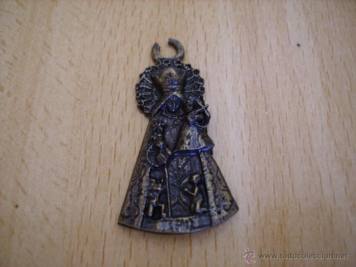 Antiguidades: **BONITA,----VIRGEN DE LOS DESAMPARADOS (PATRONA DE VALENCIA) 4,5 cm. TIENEN LA ARGOLLITA ROTA**