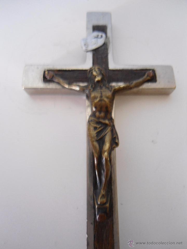 Antig&uuml;edades: CRUCIFIJO DE METAL Y MADERA - Foto 3