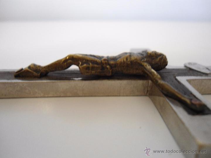 Antig&uuml;edades: CRUCIFIJO DE METAL Y MADERA - Foto 4