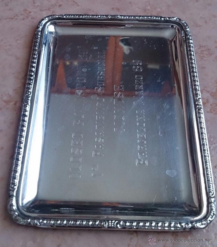 Antig&uuml;edades: Bandeja en plata de ley o alpaca con borde repujado . - Foto 2