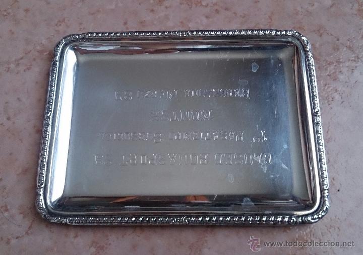Antig&uuml;edades: Bandeja en plata de ley o alpaca con borde repujado . - Foto 3