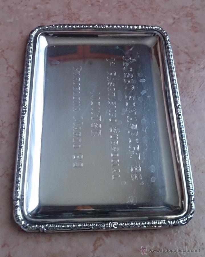 Antig&uuml;edades: Bandeja en plata de ley o alpaca con borde repujado . - Foto 4