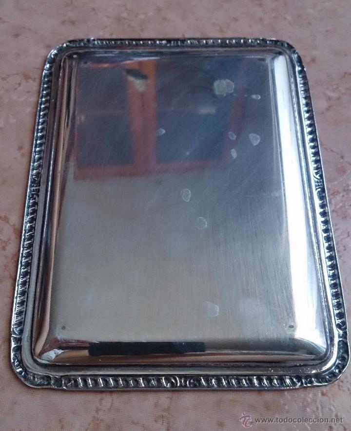 Antig&uuml;edades: Bandeja en plata de ley o alpaca con borde repujado . - Foto 5