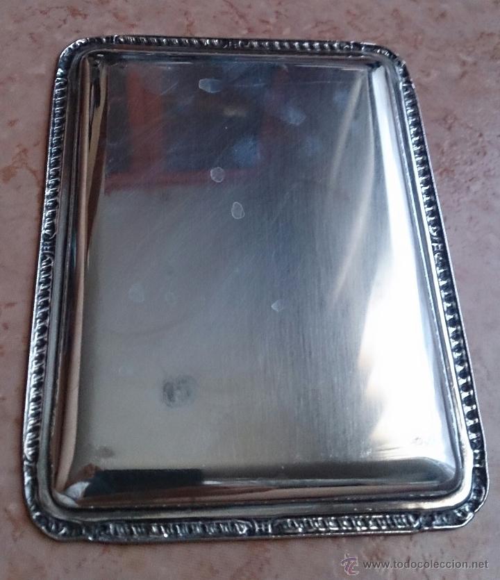 Antig&uuml;edades: Bandeja en plata de ley o alpaca con borde repujado . - Foto 7