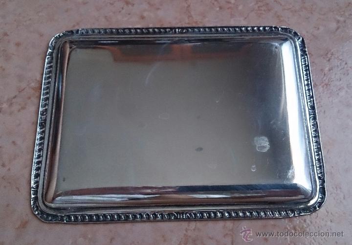 Antig&uuml;edades: Bandeja en plata de ley o alpaca con borde repujado . - Foto 8
