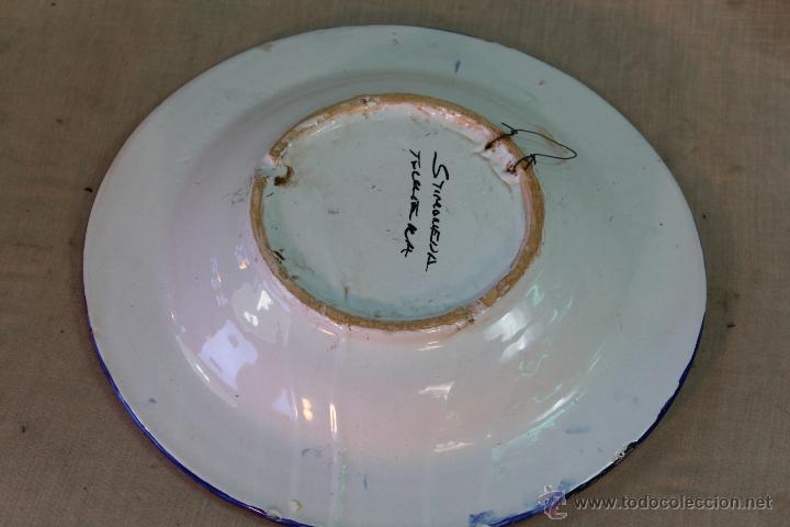 Antig&uuml;edades: plato en ceramica de talavera - Foto 2