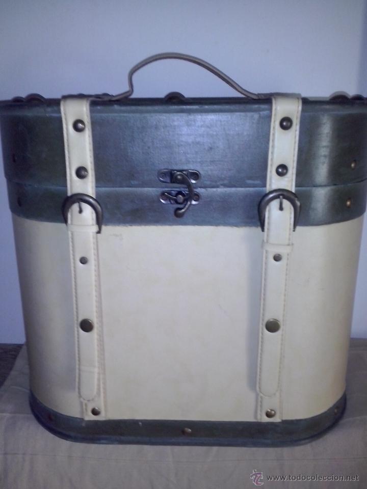 Antig&uuml;edades: maleta en madera y polypiel mide 37 cms de altura - Foto 2