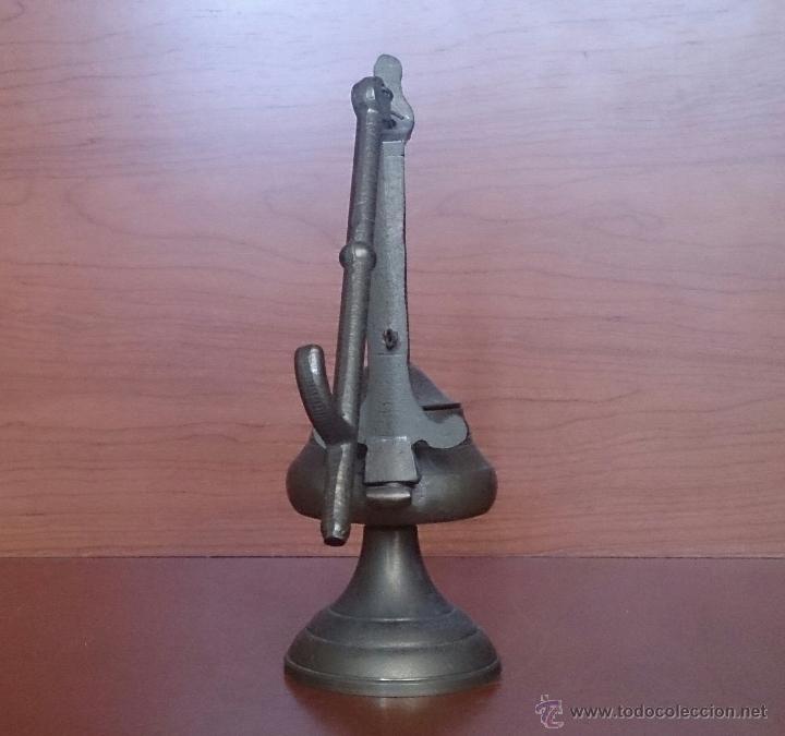 Antig&uuml;edades: L&aacute;mpara antigua de aceite en bronce . - Foto 7