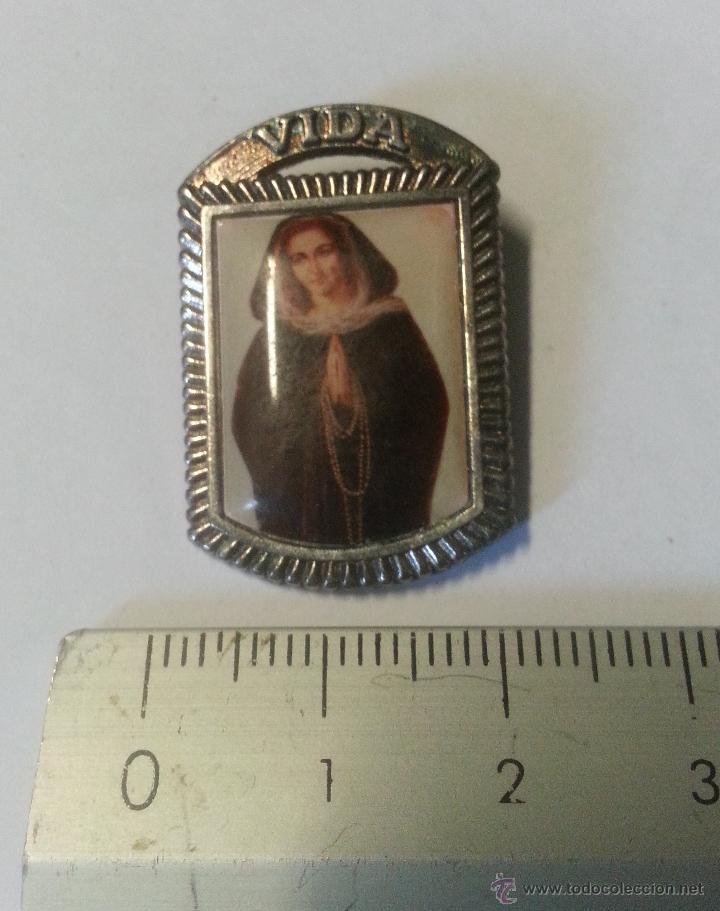 Antig&uuml;edades: Insignia religiosa de aguja, vida - Foto 1