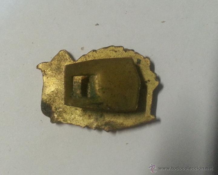 Antig&uuml;edades: Insignia de ojal, coros clave - Foto 2