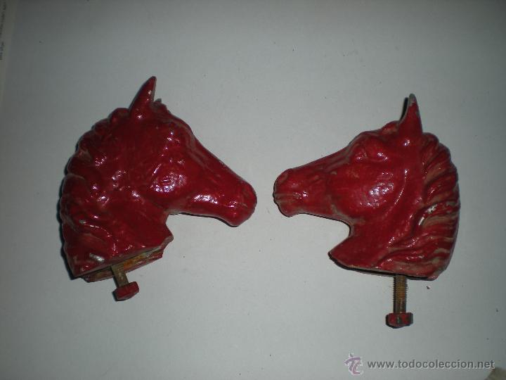 Antiques: Pareja de cabezas caballo met&aacute;licas 14x14cm